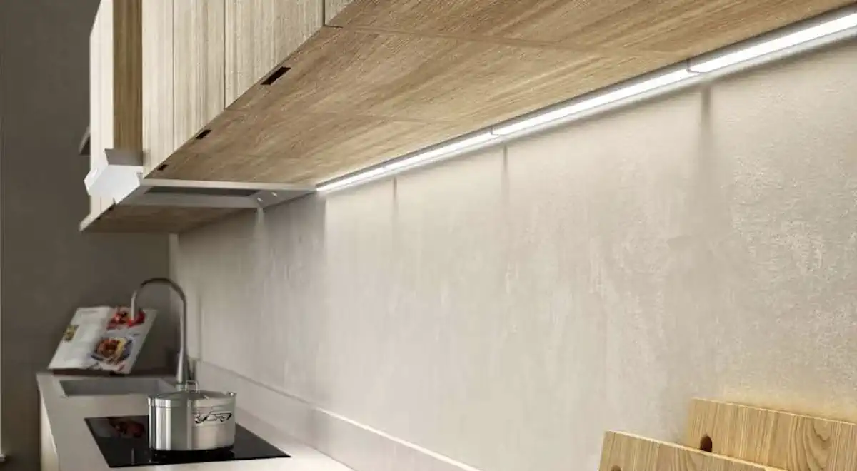 Ugradnja LED trake u kuhinji – kako osvijetliti kuhinjske elemente